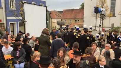 Bild: Gerhard Götz
In Schwarzhofen wurde einen Tag lang für ein Fest gedreht, bei dem Hans Schuierer eine Nachfolgelösung für die zu Ende gehende Braunkohle-Industrie in der strukturschwachen Region verspricht.