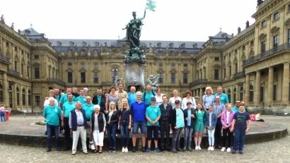 Bild: enz
Der Musikverein Ernestgrün unternahm einen Vereinsausflug nach Würzburg – hier bei der Besichtigung der Residenz am Frankonia-Brunnen