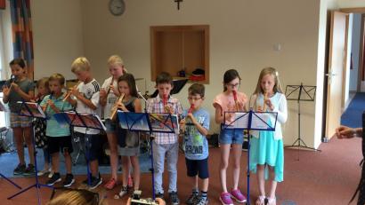 Bild: hir
Unter der Leitung von Carola Eckert (rechts) präsentierte sich der musikalische Nachwuchs der Stadtkapelle Pfreimd im Musikerheim. Im Bild die Flötengruppe.