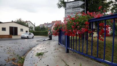 Bild: Wolfgang Steinbacher
Nicht immer sind es die großen Katastrophen, die bei Starkregen passieren. Auch eine zerstörte Blumenpracht ist ein unerfreuliches Ergebnis des plötzlichen, massiven Niederschlags - wie hier auf der Brücke zum Dorfplatz in Kümmersbruck.
