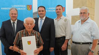 Bild: Christine Hollederer
Landrat Richard Reisinger überreichte Johann Hartmann die Ehrenurkunde. Dazu gratulierten der neue Leiter des Amtes für Vermessung, Joachim Gesierich, Armin Linhard (Obmann der Feldgeschworenen) und Bürgermeister Hans Durst (von links).