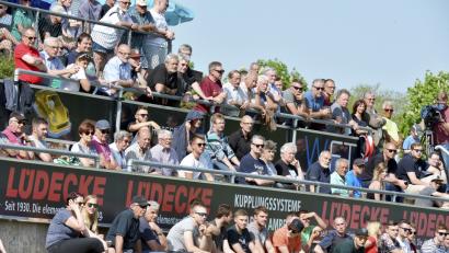 Bild: Hubert Ziegler
DJK Gebenbach - SpVgg SV Weiden 1:3 (0:2)Saison: 2017/18450 zahlende Zuschauer wohnten am Gebenbacher Sportplatz heute nachmittag dem Bayernligaderby zwischen der DJK Gebenbach und der SpVgg SV Weiden beiBild: ZieglerNach drei Auswärtsspielen in Folge spielt die DJK Gebenbach am Samstag wieder vor eigenem Publikum. Zu Gast ist der ASV Neumarkt.