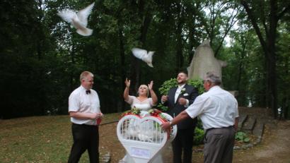 Bild: sne
Danny Pavlowski und Iris Hessler lassen bei ihrer Hochzeit weiße Tauben fliegen.