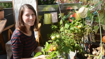 Bild: Gabi Schönberger
Gloria Bauer ernährt sich seit zwei Jahren vegan. Auf ihrem Speiseplan stehen Gemüse, Früchte, Nüsse und Getreide. Was daraus alles entstehen kann, zeigt sich beim öffentlichen veganen Brunch am 5. August im Park.