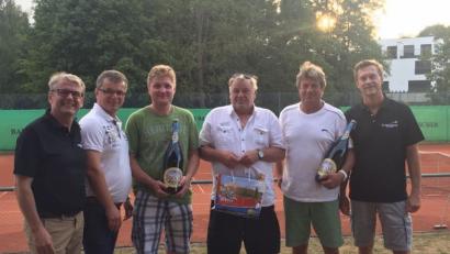 Bild: mad
Vier Mannschaften kämpften beim Vier-Städte-Turnier des Tennisclubs Neunburg um den Sieg.