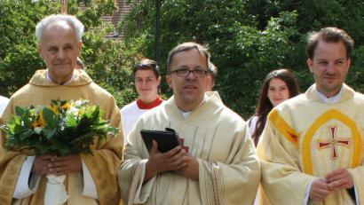 Bild: lg
Pfarrer Johannes Kiefmann (Mitte) zusammen mit Studiendirektor a.D. Lothar Kittelberger (links) und dem kürzlich verabschiedeten Kaplan Martin Popp. Das Foto entstand bei Kittelsberger 40-jährigem Priesterjubiläum am 24. Juni. Johannes Kiefmann hatte die Feierlichkeiten federführend organisiert. Am 1. August ist der 37-jährige Geistliche verstorben.