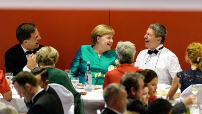 Bild: Matthias Balk, dpa
Gute Stimmung in Bayreuth: Marc Rutte (links), Ministerpräsident der Niederlande, Bundeskanzlerin Angela Merkel und ihr Mann Joachim Sauer unterhalten sich in einer Pause der Premiere von "Lohengrin" im Festspielhaus.