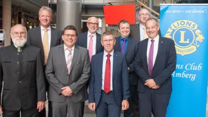 Bild: usc
Eine neue Führungsmannschaft leitet den Lions Club Amberg im mittlerweile schon 57. Jahr seines Bestehens (von links): 2. Vizepräsident Peter Seidl, Vorsitzender Hilfswerk Hubert Sperber, Clubmaster Michael Schüll, Schatzmeister Alois Ponnath, Präsident Robert Jung, 1. Vizepräsident Andreas Hermann, Schriftführer Frank Mitschke und Past-Prädident Florian Göldner.