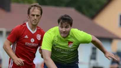 Bild: mhs
Bastian Lobinger (rechts) brachte die SpVgg Pfreimd vorige Woche mit einem Elfmetertor in Führung, zum Sieg reichte es aber nicht. Beim Schlusslicht SV Hutthurm möchte die Mannschaft von Trainer Tobias Bernklau am Samstag endlich etwas Zählbares mitnehmen.