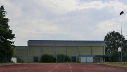 Bild: Norbert Grüner
Direkt neben der alten Turnhalle soll auf dem Allwetterplatz die neue Dreifachturnhalle gebaut werden.