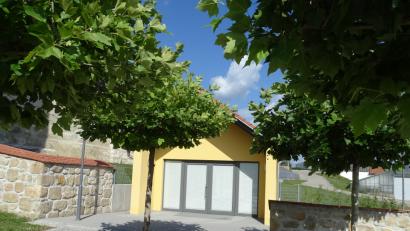 Bild: hou
Die Außenanlagen und in diesem Zusammenhang nicht vorhersehbare Kostenmehrungen sind es laut Planerin, die das Leichenhaus-Projekt in Wolfring so teuer machten. Das eigentliche Gebäude wurde für 77 000 Euro errichtet. Das Doppelte dieser Summe aber wurde in all das investiert, was rings ums Leichenhaus entstand. Unter dem Strich also insgesamt 240 000 Euro.