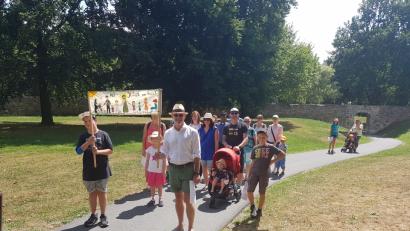 Bild: exb
Trotz der Hitze beteiligten einige Familien an der Wallfahrt "Mit Jesus on Tour" anlässlich des Ferienprogramms.