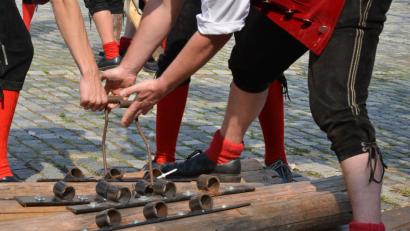 Bild: Petra Hartl
Beim Baumaufstellen ist Muskelkraft gefordert.