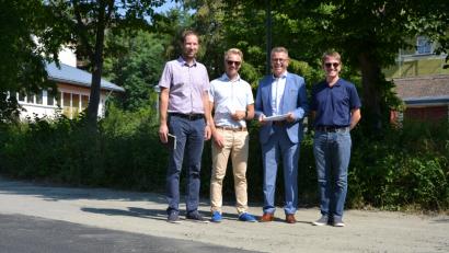 Bild: szl
Stellvertretender Kämmerer Harald Eckstein, Straßenbaumeister Michael Dörfler, Bürgermeister Franz Stahl und Stadtbaumeister Andreas Ockl (von links) freuen sich über die neue asphaltierte Fahrbahn auf dem Musl-Parkplatz. Von Schlaglöchern und Spurrinnen ist nichts mehr zu sehen.