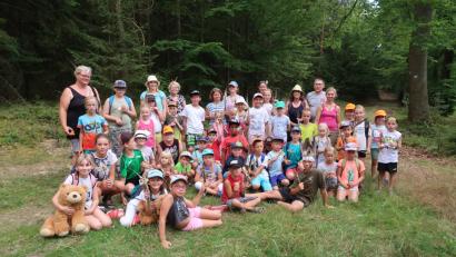 Bild: bsc
Es war ein Auftakt nach Maß in das Ferienprogramm „Lustige Ferien“. Oskar und Zita Schuster (hinten von rechts) gestalteten einen Indianernachmittag, der für die Kinder keine Wünsche offen ließ.