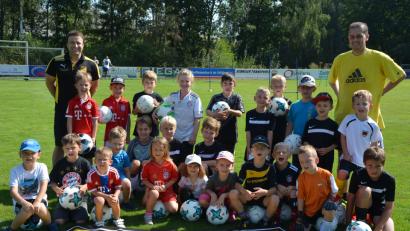 Bild: jr
Jugendleiter Christian Hecht (links) betreute gemeinsam mit Jürgen Dolles die Kinder, die zum Schnuppertraining auf die Sportanlage des SV Steinmühle gekommen waren.