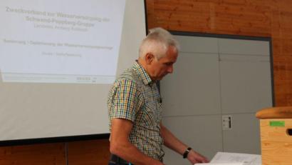 Bild: sis
Norbert Winter erläutert die Pläne zur Sanierung der Wasserversorgung im Birgland.