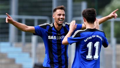 Bild: G. Büttner
Die SpVgg SV Weiden (im Bild Benjamin Werner und Moritz Zeitler, Nummer 11) hatte in den bisherigen vier Spielen Grund zum Jubeln. Beim 1. FC Passau folgt nun die Nagelprobe. Der Landesliga-Aufsteiger zog bislang mächtig vom Leder und weist wie Weiden 12 Punkte nach 4 Spielen auf.
