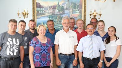 Bild: njn
Hans Gürtler (7. von rechts) wurde in den wohlverdienten Ruhestand verabschiedet. Auf dem Bild die Mitarbeiter des Bauhofs und des Rathauses mit Bürgermeister Hans Donko (vierter von rechts) und Personalratsvorsitzender Petra Dietl (vierte von links).