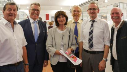 Bild: tr
Geballtes Wissen über die keramische Industrie in der Region: (von rechts) Wilhelm Siemen, Christian Münch, Josef Regner, Herta Bayreuther sowie (links) Franz Göhl zusammen mit Bürgermeister Franz Stahl (Zweiter von links).