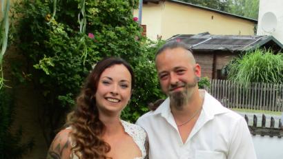 Bild: kkl
Vor Familie und Freunden sagen Sabrina Richter und Sven Karger noch einmal Ja zueinander.