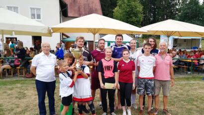 Bild: jr
Das Team der Firmen Elektro und Putz & Stuck Leipold aus Mitterteich konnte sich beim 16. Kleinfeldturnier in Pechbrunn erneut als Sieger durchsetzen. Im Bild die Mannschaftsführer aller beteiligten Teams mit Turnierleiter und Organisator Ludwig Hecht (rechts).