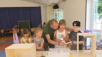 Bild: jzk
Betreuer Uwe Pleschke hilft den Mädchen und Buben beim Bauen von Cajons.