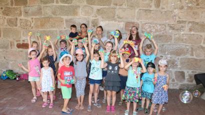 Bild: rpp
Stolz zeigen die Kinder ihre selbst gebauten Wasserbomben und Pusteringe. Die Wasserbomben sorgten gleich für die nötige Abkühlung.