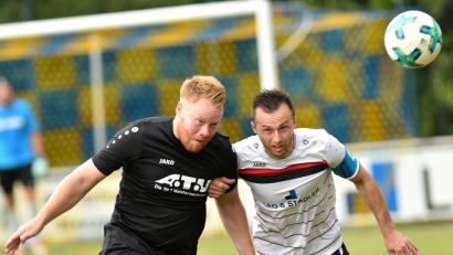 Bild: Alfred Schwarzmeier
Norbert Kraft vom ASV Neustadt (rechts) und Steffen Markl (DJK Neustadt) liefern sich im Stadtderby am 1. Spieltag der Kreisklasse Ost ein Kopfballduell. Während die mit 2:1 siegreiche DJK Neustadt nun zum Heimspiel den FC Luhe-Markt empfängt, muss sich der ASV Neustadt beim Kreisligaabsteiger DJK Irchenrieth beweisen.