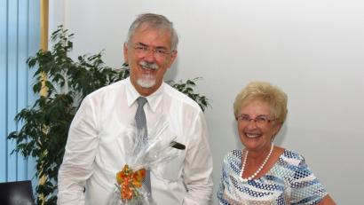 Bild: Dobmeier
„Der Schlaf ist für den ganzen Menschen, was das Aufziehen für die Uhr“. Dieses Zitat von Arthur Schopenhauer brachte Dr. Heribert Fleischmann beim Vortrag zu Schlafstörungen vor und SPD AG 60plus Vorsitzende Ursula Kinner dankte dem Referenten mit einer Obstschale.