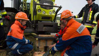 Bild: mde
Durch den Einsatz der Hebekissen wurde der Traktor angehoben und die eingeklemmte Person darunter befreit.