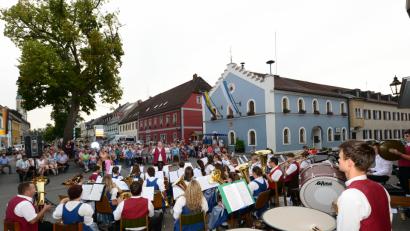Bild: bey
Das Große Vereinsorchester Waidhaus begeistert bei der Serenade am Pleysteiner Marktplatz.
