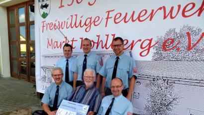 Bild: jml
Die Kohlberger Feuerwehr-Führung übergibt an Hans Brockard, den Stiftungsvorstand der Kinder-Universitätsklinik (sitzend, Mitte) einen Scheck über 750 Euro. Hermann Prechtl (links davon), Kommandant Josef Fischer, zweiter Kommandant Matthias List, Vize-Vorstand Andreas Fischer und Dominik Zwack, der Jugendwart und Gruppenführer (stehend, von links) sind auch mit von der Partie.