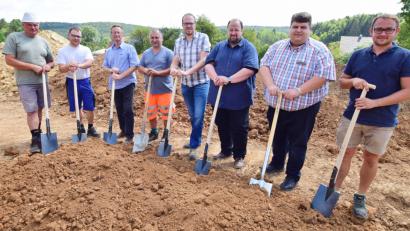 Bild: no
Spatenstich mit (von links): Ernst Herbst, Peter Kölbel, Gustav Merkel, Josef Sellner, Michael Rädle, Udo Hartmann, Dieter Dehling und Georg Rumpler.
