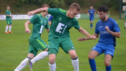 Bild: ref
Hackentrick von Jonas Weigert (Mitte) auf Andre Karzmarczyk (links) - zu wenige solcher fußballerischen Elemente habe er bei seiner Mannschaft gesehen, monierte Ammerthals Trainer Dominik Haußner.