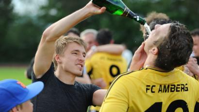 Bild: Andreas Brückmann
Rein damit! Andreas Graml (links) half kräftig mit, den Flüssigkeitsverlust auszugleichen.