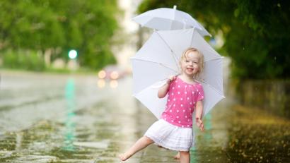Bild: exb/MNStudio – stock.adobe.com
Regen ist kein Grund für schlechte Laune, sondern endlich die passende Gelegenheit, durch die Pfützen zu springen. 	Bild: exb/MNStudio – stock.adobe.com