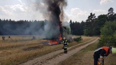 Bild: rw
Ein Mähdrescher steht am Freitagnachmittag bei Stocklohe in Flammen.