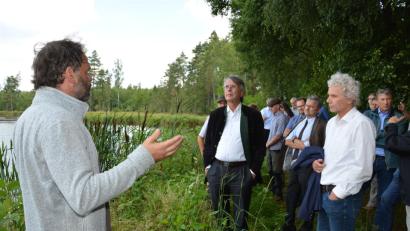 Bild: Regierung der Oberpfalz/Kammermeier
Regierungspräsident Axel Bartelt, der Leitende Ministerialrat Lorenz Sanktjohanser und Landrat Wolfgang Lippert machten sich im Gespräch mit Teichwirten im Rahmen einer Besichtigung des Gebiets um Adler- und Wurzer-Teich ein Bild vom Kernbereich der Waldnaabaue.