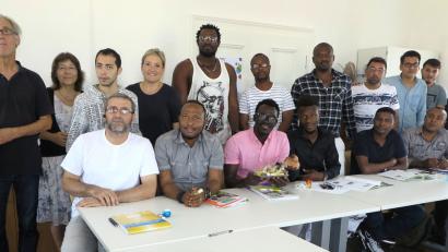 Bild: Hirsch
Deutsch-Lehrer Edmund Kaiser und VHS-Geschäftsführerin Barbara Genzken-Schindler (von links) gratulierten den Teilnehmern des Kurses „Einstieg Deutsch“ und überreichten ihnen Zertifikate..