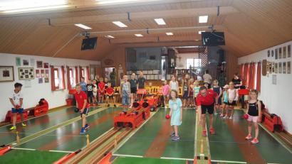 Bild: gz
Sportwart Thomas Hacker erklärt den Kindern und Jugendlichen das Kegeln.