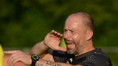 Bild: mhs
Claus Frank, Trainer des FC OVI-Teunz, hat seine Mannschaft vor dem Spiel beim FC Amberg, sicher gut auf den ehemaligen Bayernligisten vorbereitet. Es scheint zumindest auf dem Papier eine lösbare Aufgabe zu sein, da der Gastgeber erst einen Punkt auf dem Konto hat, während die Frank-Truppe schon vier Zähler erspielt hat.