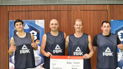 Bild: Tobias Schwarzmeier
„High Voltage“ alias Antony Bauer, Izudin Mešan und Johannes Wießnet (von links mit Ersatzspieler) strahlen. Die Turniersieger von Nürnberg gewinnen mit dem 3x3-Basketball-Traditionsturnier der DJK Neustadt/WN bereits das zweite von sechs Turnieren den Bayerntour. Bild: Tobias Schwarzmeier