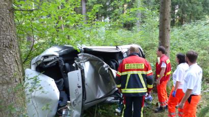 Bild: Völkl
Der Opel Corsa krachte in eine Baumgruppe. Die Fahrerin wurde im Wrack eingeklemmt und musste von der Feuerwehr befreit werden. .