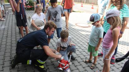 Bild: adj
Die Schlauchleitung wird gemeinsam gelegt.