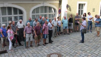 Bild: Dirscherl
Die Ehemaligen der Pfalzgraf-Johann-Kaserne um Organisator Wolfgang Stengel (Achter von rechts) erhalten in der Wassergasse Erläuterungen durch Stadtführer Franz Herbst.