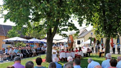 Bild: twi
Ganz Saltendorf nimmt am feierlichen Gottesdienst teil.