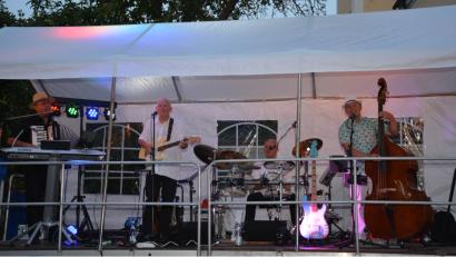 Bild: eya
Die Band "Jukebox-Heroes" begeisterte ihr Publikum im Schlossgarten mit Beat der 60-er bis 70-er und Schlager der 50-er und 60-er.