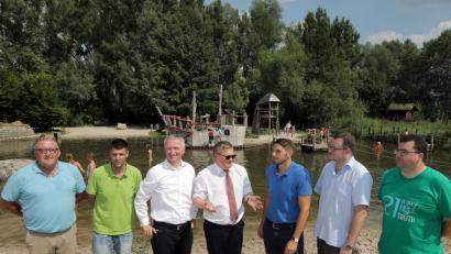 Bild: Wolfgang Steinbacher
IOrtstermin ohne Badesachen, dafür am Piratenspielplatz für den Arbeitskreis „Kommunales“ (von links): Friedrich Bart, Tobias Neidel, Harald Schwartz, Michael Cerny, Florian Bart, Patrick Föhlich und Stefan Frank.