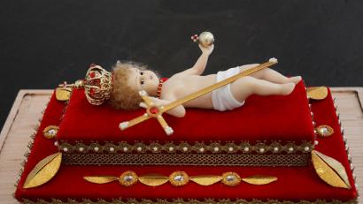 Bild: Schönberger
Ausgestattet mit Krone, Reichsapfel und Kreuz symbolisiert das von Salome Muschalek gestaltete Jesukindlein Geburt, Kreuzigung, Weltenrichter und König. Die 94-Jährige hat ihr Werk dem Stadtmuseum geschenkt.